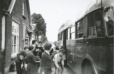 876285 Afbeelding van een groep leerlingen van de Nederlands Hervormde Gemeenteschool nr. 2 (Waterstraat 27) in Wijk C ...